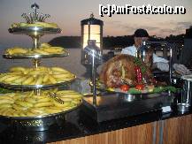 [P23] Oaie la protap si banane, servite doar deoarece era ramadam-bairam. Sa nu va asteptati sa serviti prea des carne de oaie, nici macar la restaurantul a-la-carte turcesc. Baza o reprezinta (cea mai) ieftina si eterna carne de pui... Ceea ce este in fotografie se vede probabil doar o data pe an... » foto by nicu bogdanel
 - 
<span class="allrVoted glyphicon glyphicon-heart hidden" id="av134082"></span>
<a class="m-l-10 hidden" id="sv134082" onclick="voting_Foto_DelVot(,134082,5069)" role="button">șterge vot <span class="glyphicon glyphicon-remove"></span></a>
<a id="v9134082" class=" c-red"  onclick="voting_Foto_SetVot(134082)" role="button"><span class="glyphicon glyphicon-heart-empty"></span> <b>LIKE</b> = Votează poza</a> <img class="hidden"  id="f134082W9" src="/imagini/loader.gif" border="0" /><span class="AjErrMes hidden" id="e134082ErM"></span>
