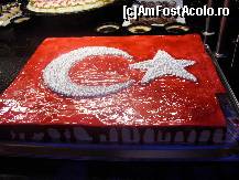 [P24] Un tort cu insemnele Turciei. Frati romani, turcii astia isi respecta cu adevarat insemnele nationale. Nu pot sa va spun cat de multe steaguri veti vedea daca veti calatori cu masina. In plus, la orice chestie in hotel, inainte de toate se vorbeste in turca. Pe ei se respecta si de la altii iau banii » foto by nicu bogdanel
 - 
<span class="allrVoted glyphicon glyphicon-heart hidden" id="av134083"></span>
<a class="m-l-10 hidden" id="sv134083" onclick="voting_Foto_DelVot(,134083,5069)" role="button">șterge vot <span class="glyphicon glyphicon-remove"></span></a>
<a id="v9134083" class=" c-red"  onclick="voting_Foto_SetVot(134083)" role="button"><span class="glyphicon glyphicon-heart-empty"></span> <b>LIKE</b> = Votează poza</a> <img class="hidden"  id="f134083W9" src="/imagini/loader.gif" border="0" /><span class="AjErrMes hidden" id="e134083ErM"></span>