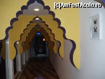 [P09] La sala de sport intrai printr-un culoar cu intranduri ca in seraiurile arabe. Nu mi s-au parut senzationale  ci mai degraba inedite. Sunt facute din rigips. In timp ce admirati decorurile sa fiti atenti la podea - se poate aluneca... » foto by nicu bogdanel
 - 
<span class="allrVoted glyphicon glyphicon-heart hidden" id="av134046"></span>
<a class="m-l-10 hidden" id="sv134046" onclick="voting_Foto_DelVot(,134046,5069)" role="button">șterge vot <span class="glyphicon glyphicon-remove"></span></a>
<a id="v9134046" class=" c-red"  onclick="voting_Foto_SetVot(134046)" role="button"><span class="glyphicon glyphicon-heart-empty"></span> <b>LIKE</b> = Votează poza</a> <img class="hidden"  id="f134046W9" src="/imagini/loader.gif" border="0" /><span class="AjErrMes hidden" id="e134046ErM"></span>