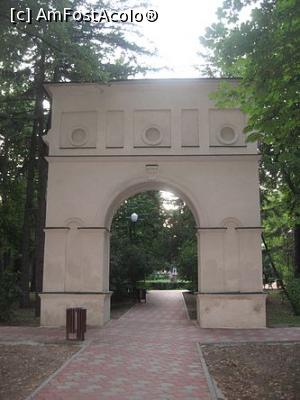 [P06] Arcul dintre Casele Cazimir și Casele Voinescu_Parcul Expoziţiei » foto by adso <span class="label label-default labelC_thin small">NEVOTABILĂ</span>