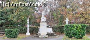 [P15] Bust și cenotaf. » foto by tata123 🔱
 - 
<span class="allrVoted glyphicon glyphicon-heart hidden" id="av1416092"></span>
<a class="m-l-10 hidden" id="sv1416092" onclick="voting_Foto_DelVot(,1416092,5091)" role="button">șterge vot <span class="glyphicon glyphicon-remove"></span></a>
<a id="v91416092" class=" c-red"  onclick="voting_Foto_SetVot(1416092)" role="button"><span class="glyphicon glyphicon-heart-empty"></span> <b>LIKE</b> = Votează poza</a> <img class="hidden"  id="f1416092W9" src="/imagini/loader.gif" border="0" /><span class="AjErrMes hidden" id="e1416092ErM"></span>