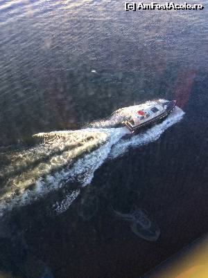 [P10] In fiecare port o barca aduce Pilotul, care conduce nava la acostare si la plecare. Manevrele sunt foarte grele deoarece nava trebuie sa intre intre alte vapoare si nu are loc de intoarcere decat foarte putin.  » foto by Kristian
 - 
<span class="allrVoted glyphicon glyphicon-heart hidden" id="av612496"></span>
<a class="m-l-10 hidden" id="sv612496" onclick="voting_Foto_DelVot(,612496,5104)" role="button">șterge vot <span class="glyphicon glyphicon-remove"></span></a>
<a id="v9612496" class=" c-red"  onclick="voting_Foto_SetVot(612496)" role="button"><span class="glyphicon glyphicon-heart-empty"></span> <b>LIKE</b> = Votează poza</a> <img class="hidden"  id="f612496W9" src="/imagini/loader.gif" border="0" /><span class="AjErrMes hidden" id="e612496ErM"></span>