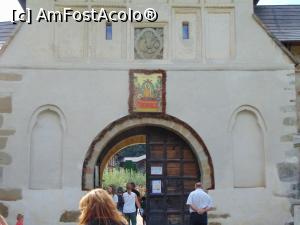 [P42] Intrarea in Manastirea Putna » foto by liviu49
 - 
<span class="allrVoted glyphicon glyphicon-heart hidden" id="av1302682"></span>
<a class="m-l-10 hidden" id="sv1302682" onclick="voting_Foto_DelVot(,1302682,5114)" role="button">șterge vot <span class="glyphicon glyphicon-remove"></span></a>
<a id="v91302682" class=" c-red"  onclick="voting_Foto_SetVot(1302682)" role="button"><span class="glyphicon glyphicon-heart-empty"></span> <b>LIKE</b> = Votează poza</a> <img class="hidden"  id="f1302682W9" src="/imagini/loader.gif" border="0" /><span class="AjErrMes hidden" id="e1302682ErM"></span>