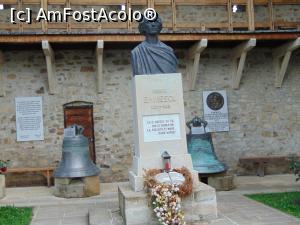 [P44] Clopotele vestite ale Manastirii Putna si cine le poate pazi mai bine , decat Mihai Eminescu » foto by liviu49
 - 
<span class="allrVoted glyphicon glyphicon-heart hidden" id="av1302684"></span>
<a class="m-l-10 hidden" id="sv1302684" onclick="voting_Foto_DelVot(,1302684,5114)" role="button">șterge vot <span class="glyphicon glyphicon-remove"></span></a>
<a id="v91302684" class=" c-red"  onclick="voting_Foto_SetVot(1302684)" role="button"><span class="glyphicon glyphicon-heart-empty"></span> <b>LIKE</b> = Votează poza</a> <img class="hidden"  id="f1302684W9" src="/imagini/loader.gif" border="0" /><span class="AjErrMes hidden" id="e1302684ErM"></span>