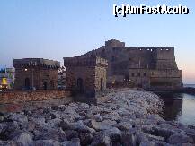 [P17] Castel dell'Ovo - vedere de pe faleza, se observa drumul fortificat ce il leaga de tarm si poarta de intrare.In stanga este portul Santa Lucia » foto by mecut
 - 
<span class="allrVoted glyphicon glyphicon-heart hidden" id="av191173"></span>
<a class="m-l-10 hidden" id="sv191173" onclick="voting_Foto_DelVot(,191173,5128)" role="button">șterge vot <span class="glyphicon glyphicon-remove"></span></a>
<a id="v9191173" class=" c-red"  onclick="voting_Foto_SetVot(191173)" role="button"><span class="glyphicon glyphicon-heart-empty"></span> <b>LIKE</b> = Votează poza</a> <img class="hidden"  id="f191173W9" src="/imagini/loader.gif" border="0" /><span class="AjErrMes hidden" id="e191173ErM"></span>