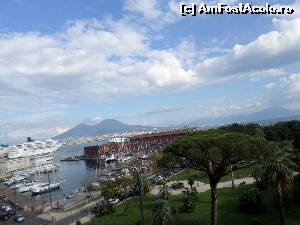 [P11] vedere asupra golfului luata de pe colina pe care se afla Castel Nuovo. pe fundal se vede Vezuviul iar in plin plan sunt cladirile portuare si vase de croaziera ancorate la malul marii » foto by amero
 - 
<span class="allrVoted glyphicon glyphicon-heart hidden" id="av594366"></span>
<a class="m-l-10 hidden" id="sv594366" onclick="voting_Foto_DelVot(,594366,5128)" role="button">șterge vot <span class="glyphicon glyphicon-remove"></span></a>
<a id="v9594366" class=" c-red"  onclick="voting_Foto_SetVot(594366)" role="button"><span class="glyphicon glyphicon-heart-empty"></span> <b>LIKE</b> = Votează poza</a> <img class="hidden"  id="f594366W9" src="/imagini/loader.gif" border="0" /><span class="AjErrMes hidden" id="e594366ErM"></span>