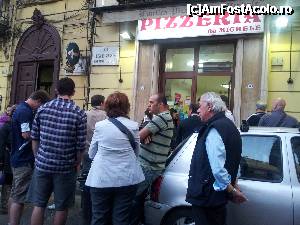 [P01] Turistii asteptand in fata pizeriei pentru a prinde un loc la masele dinauntru si a savura o pizza asa cum a facut si Julia Roberts :)  » foto by kisuletz*
 - 
<span class="allrVoted glyphicon glyphicon-heart hidden" id="av345234"></span>
<a class="m-l-10 hidden" id="sv345234" onclick="voting_Foto_DelVot(,345234,5128)" role="button">șterge vot <span class="glyphicon glyphicon-remove"></span></a>
<a id="v9345234" class=" c-red"  onclick="voting_Foto_SetVot(345234)" role="button"><span class="glyphicon glyphicon-heart-empty"></span> <b>LIKE</b> = Votează poza</a> <img class="hidden"  id="f345234W9" src="/imagini/loader.gif" border="0" /><span class="AjErrMes hidden" id="e345234ErM"></span>