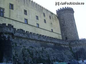 [P29] Napoli - Castel Nuovo, masiv şi impunător, o fortăreaţă aflată lângă port.  » foto by iulianic
 - 
<span class="allrVoted glyphicon glyphicon-heart hidden" id="av405143"></span>
<a class="m-l-10 hidden" id="sv405143" onclick="voting_Foto_DelVot(,405143,5128)" role="button">șterge vot <span class="glyphicon glyphicon-remove"></span></a>
<a id="v9405143" class=" c-red"  onclick="voting_Foto_SetVot(405143)" role="button"><span class="glyphicon glyphicon-heart-empty"></span> <b>LIKE</b> = Votează poza</a> <img class="hidden"  id="f405143W9" src="/imagini/loader.gif" border="0" /><span class="AjErrMes hidden" id="e405143ErM"></span>