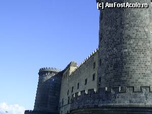 [P30] Napoli - Castel Nuovo, masiv şi impunător, o fortăreaţă aflată lângă port.  » foto by iulianic
 - 
<span class="allrVoted glyphicon glyphicon-heart hidden" id="av405145"></span>
<a class="m-l-10 hidden" id="sv405145" onclick="voting_Foto_DelVot(,405145,5128)" role="button">șterge vot <span class="glyphicon glyphicon-remove"></span></a>
<a id="v9405145" class=" c-red"  onclick="voting_Foto_SetVot(405145)" role="button"><span class="glyphicon glyphicon-heart-empty"></span> <b>LIKE</b> = Votează poza</a> <img class="hidden"  id="f405145W9" src="/imagini/loader.gif" border="0" /><span class="AjErrMes hidden" id="e405145ErM"></span>