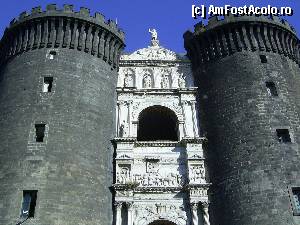 [P31] Napoli - Castel Nuovo, Arcul de Trumf, singurul arc construit la intrarea într-un castel.  » foto by iulianic
 - 
<span class="allrVoted glyphicon glyphicon-heart hidden" id="av405146"></span>
<a class="m-l-10 hidden" id="sv405146" onclick="voting_Foto_DelVot(,405146,5128)" role="button">șterge vot <span class="glyphicon glyphicon-remove"></span></a>
<a id="v9405146" class=" c-red"  onclick="voting_Foto_SetVot(405146)" role="button"><span class="glyphicon glyphicon-heart-empty"></span> <b>LIKE</b> = Votează poza</a> <img class="hidden"  id="f405146W9" src="/imagini/loader.gif" border="0" /><span class="AjErrMes hidden" id="e405146ErM"></span>