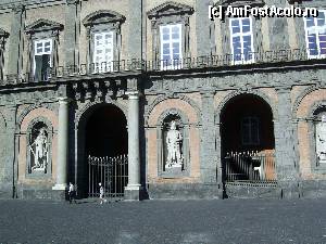 [P40] Napoli - Palazzo Reale, trei din cele opt statui care decorează faţada.  » foto by iulianic
 - 
<span class="allrVoted glyphicon glyphicon-heart hidden" id="av405158"></span>
<a class="m-l-10 hidden" id="sv405158" onclick="voting_Foto_DelVot(,405158,5128)" role="button">șterge vot <span class="glyphicon glyphicon-remove"></span></a>
<a id="v9405158" class=" c-red"  onclick="voting_Foto_SetVot(405158)" role="button"><span class="glyphicon glyphicon-heart-empty"></span> <b>LIKE</b> = Votează poza</a> <img class="hidden"  id="f405158W9" src="/imagini/loader.gif" border="0" /><span class="AjErrMes hidden" id="e405158ErM"></span>