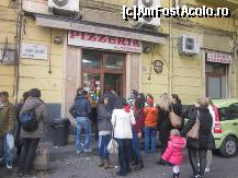 [P27] toţi aceşti oameni aşteptau sa iasă ospătarul şi să le strige numărul de ordine pentru a ocupa un loc la masă.  » foto by ariciu*
 - 
<span class="allrVoted glyphicon glyphicon-heart hidden" id="av406837"></span>
<a class="m-l-10 hidden" id="sv406837" onclick="voting_Foto_DelVot(,406837,5128)" role="button">șterge vot <span class="glyphicon glyphicon-remove"></span></a>
<a id="v9406837" class=" c-red"  onclick="voting_Foto_SetVot(406837)" role="button"><span class="glyphicon glyphicon-heart-empty"></span> <b>LIKE</b> = Votează poza</a> <img class="hidden"  id="f406837W9" src="/imagini/loader.gif" border="0" /><span class="AjErrMes hidden" id="e406837ErM"></span>