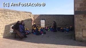 [P15] Lectii la Castel dell'Ovo. Clasele se deosebeau prin culoarea sepcutelor.  » foto by Aurici
 - 
<span class="allrVoted glyphicon glyphicon-heart hidden" id="av875098"></span>
<a class="m-l-10 hidden" id="sv875098" onclick="voting_Foto_DelVot(,875098,5128)" role="button">șterge vot <span class="glyphicon glyphicon-remove"></span></a>
<a id="v9875098" class=" c-red"  onclick="voting_Foto_SetVot(875098)" role="button"><span class="glyphicon glyphicon-heart-empty"></span> <b>LIKE</b> = Votează poza</a> <img class="hidden"  id="f875098W9" src="/imagini/loader.gif" border="0" /><span class="AjErrMes hidden" id="e875098ErM"></span>