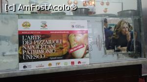 [P22] Julia Roberts, care a filmat in pizzeria Da Michele. Peretii sunt plini de personalitati care le-au trecut pragul.  » foto by Aurici
 - 
<span class="allrVoted glyphicon glyphicon-heart hidden" id="av875115"></span>
<a class="m-l-10 hidden" id="sv875115" onclick="voting_Foto_DelVot(,875115,5128)" role="button">șterge vot <span class="glyphicon glyphicon-remove"></span></a>
<a id="v9875115" class=" c-red"  onclick="voting_Foto_SetVot(875115)" role="button"><span class="glyphicon glyphicon-heart-empty"></span> <b>LIKE</b> = Votează poza</a> <img class="hidden"  id="f875115W9" src="/imagini/loader.gif" border="0" /><span class="AjErrMes hidden" id="e875115ErM"></span>