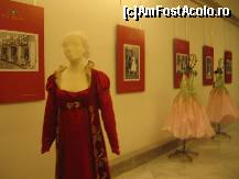 [P27] Expoziţie de rochii purtate de cântăreţe celebre » foto by Michi
 - 
<span class="allrVoted glyphicon glyphicon-heart hidden" id="av483727"></span>
<a class="m-l-10 hidden" id="sv483727" onclick="voting_Foto_DelVot(,483727,5128)" role="button">șterge vot <span class="glyphicon glyphicon-remove"></span></a>
<a id="v9483727" class=" c-red"  onclick="voting_Foto_SetVot(483727)" role="button"><span class="glyphicon glyphicon-heart-empty"></span> <b>LIKE</b> = Votează poza</a> <img class="hidden"  id="f483727W9" src="/imagini/loader.gif" border="0" /><span class="AjErrMes hidden" id="e483727ErM"></span>