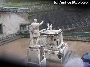 [P35] Statuia lui Marco Nano Balbo şi sarcofagul cu cenuşa lui » foto by Michi
 - 
<span class="allrVoted glyphicon glyphicon-heart hidden" id="av562913"></span>
<a class="m-l-10 hidden" id="sv562913" onclick="voting_Foto_DelVot(,562913,5128)" role="button">șterge vot <span class="glyphicon glyphicon-remove"></span></a>
<a id="v9562913" class=" c-red"  onclick="voting_Foto_SetVot(562913)" role="button"><span class="glyphicon glyphicon-heart-empty"></span> <b>LIKE</b> = Votează poza</a> <img class="hidden"  id="f562913W9" src="/imagini/loader.gif" border="0" /><span class="AjErrMes hidden" id="e562913ErM"></span>
