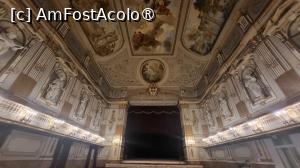 [P12] Pe tavan putem admira reprezentari cu Nunta dintre Poseidon si Amfitrita, alegorii si peisaje, ca urmare a renovarilor efectuate in urma celui de-al Doilea Razboi Mondial, care au afectat si scena. Sala are o capacitate de 400 de locuri, gazduind in principal spectacole de opere comice si comedii, iar in secolul al XIX-lea a fost putin folosita. » foto by geani anto
 - 
<span class="allrVoted glyphicon glyphicon-heart hidden" id="av1408025"></span>
<a class="m-l-10 hidden" id="sv1408025" onclick="voting_Foto_DelVot(,1408025,5128)" role="button">șterge vot <span class="glyphicon glyphicon-remove"></span></a>
<a id="v91408025" class=" c-red"  onclick="voting_Foto_SetVot(1408025)" role="button"><span class="glyphicon glyphicon-heart-empty"></span> <b>LIKE</b> = Votează poza</a> <img class="hidden"  id="f1408025W9" src="/imagini/loader.gif" border="0" /><span class="AjErrMes hidden" id="e1408025ErM"></span>