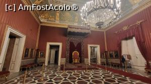 [P16] <strong>Sala Tronului</strong>, este dominata de tronul acoperit cu catifea si dantela aurie, in stil Empire, vulturul fiind adaugat in perioada Savoia. Tronul este inconjurat de broderii reprezentand crini heraldici, iar pe pereti sunt portrete ale figurilor curtii, regi, printese si regine. » foto by geani anto
 - 
<span class="allrVoted glyphicon glyphicon-heart hidden" id="av1408029"></span>
<a class="m-l-10 hidden" id="sv1408029" onclick="voting_Foto_DelVot(,1408029,5128)" role="button">șterge vot <span class="glyphicon glyphicon-remove"></span></a>
<a id="v91408029" class=" c-red"  onclick="voting_Foto_SetVot(1408029)" role="button"><span class="glyphicon glyphicon-heart-empty"></span> <b>LIKE</b> = Votează poza</a> <img class="hidden"  id="f1408029W9" src="/imagini/loader.gif" border="0" /><span class="AjErrMes hidden" id="e1408029ErM"></span>