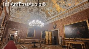 [P34] <strong>Camera Reginei</strong> a facut parte din suita privata a reginei, comunicand cu alcovul si pasajele private. Tavanul alb rococo aurit, are decoratiuni din stuc realizate in timpul domniei lui Carol de Bourbon. » foto by geani anto
 - 
<span class="allrVoted glyphicon glyphicon-heart hidden" id="av1408047"></span>
<a class="m-l-10 hidden" id="sv1408047" onclick="voting_Foto_DelVot(,1408047,5128)" role="button">șterge vot <span class="glyphicon glyphicon-remove"></span></a>
<a id="v91408047" class=" c-red"  onclick="voting_Foto_SetVot(1408047)" role="button"><span class="glyphicon glyphicon-heart-empty"></span> <b>LIKE</b> = Votează poza</a> <img class="hidden"  id="f1408047W9" src="/imagini/loader.gif" border="0" /><span class="AjErrMes hidden" id="e1408047ErM"></span>