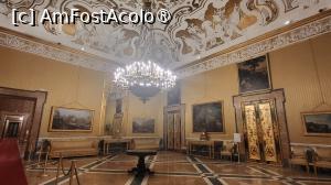 [P36] Masa rotunda, acoperita cu marmura si pietre colorate este de asemenea iconografica, deoarece arata Napoli vazut de pe litoral si pe Ferdinand al II-lea in uniforma. Bordura este din mai multe tipuri de marmura din Sicilia. » foto by geani anto
 - 
<span class="allrVoted glyphicon glyphicon-heart hidden" id="av1408049"></span>
<a class="m-l-10 hidden" id="sv1408049" onclick="voting_Foto_DelVot(,1408049,5128)" role="button">șterge vot <span class="glyphicon glyphicon-remove"></span></a>
<a id="v91408049" class=" c-red"  onclick="voting_Foto_SetVot(1408049)" role="button"><span class="glyphicon glyphicon-heart-empty"></span> <b>LIKE</b> = Votează poza</a> <img class="hidden"  id="f1408049W9" src="/imagini/loader.gif" border="0" /><span class="AjErrMes hidden" id="e1408049ErM"></span>