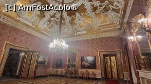 [P38] In  <strong>A treia Camera a Reginei</strong>, se pastreaza decorul din secolul al XVIII-lea al tavanului cu stuc alb si auriu in stil rococo rafinat. » foto by geani anto
 - 
<span class="allrVoted glyphicon glyphicon-heart hidden" id="av1408051"></span>
<a class="m-l-10 hidden" id="sv1408051" onclick="voting_Foto_DelVot(,1408051,5128)" role="button">șterge vot <span class="glyphicon glyphicon-remove"></span></a>
<a id="v91408051" class=" c-red"  onclick="voting_Foto_SetVot(1408051)" role="button"><span class="glyphicon glyphicon-heart-empty"></span> <b>LIKE</b> = Votează poza</a> <img class="hidden"  id="f1408051W9" src="/imagini/loader.gif" border="0" /><span class="AjErrMes hidden" id="e1408051ErM"></span>