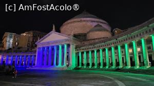 [P02] Piata semicirculara este limitata pe o parte de Palatul Regal si de cealalta parte, de biserica San Francesco di Paolo, care a fost construita dupa modelul Panteonului din Roma.

Fatada bisericii San Francesco di Paolo este formata din 6 stalpi cu coloane ionice si are o cupola inalta de 53 de metri. » foto by geani anto
 - 
<span class="allrVoted glyphicon glyphicon-heart hidden" id="av1408337"></span>
<a class="m-l-10 hidden" id="sv1408337" onclick="voting_Foto_DelVot(,1408337,5128)" role="button">șterge vot <span class="glyphicon glyphicon-remove"></span></a>
<a id="v91408337" class=" c-red"  onclick="voting_Foto_SetVot(1408337)" role="button"><span class="glyphicon glyphicon-heart-empty"></span> <b>LIKE</b> = Votează poza</a> <img class="hidden"  id="f1408337W9" src="/imagini/loader.gif" border="0" /><span class="AjErrMes hidden" id="e1408337ErM"></span>
