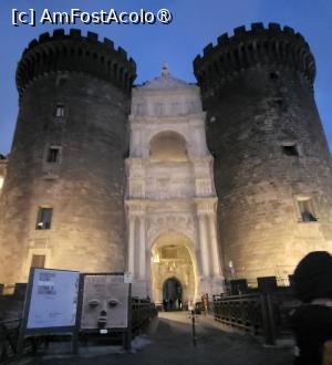 [P03] Arcul de triumf din marmura alba, comandat de regele Alfonso al Aragonului, pentru a sarbatori intrarea sa victorioasa in orasul Napoli. Acesta este pozitionat intre Turnurile Watch si Halfway. De fapt, sunt doua fete ale unui arc, care ar fi trebuit sa fie asezate in Piata Domului, insa au  fost asezate unul peste celalalt si aplicate ca decoratiune pe fatada intrarii castelului. » foto by geani anto
 - 
<span class="allrVoted glyphicon glyphicon-heart hidden" id="av1408674"></span>
<a class="m-l-10 hidden" id="sv1408674" onclick="voting_Foto_DelVot(,1408674,5128)" role="button">șterge vot <span class="glyphicon glyphicon-remove"></span></a>
<a id="v91408674" class=" c-red"  onclick="voting_Foto_SetVot(1408674)" role="button"><span class="glyphicon glyphicon-heart-empty"></span> <b>LIKE</b> = Votează poza</a> <img class="hidden"  id="f1408674W9" src="/imagini/loader.gif" border="0" /><span class="AjErrMes hidden" id="e1408674ErM"></span>