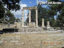 [P15] Tholos-ul (templu circular) dedicat Herei, aflat la intrarea in sanctuar. In spatele lui, la vreo 50-60 de metri se aprinde flacara olimpica. » foto by florinbad
 - 
<span class="allrVoted glyphicon glyphicon-heart hidden" id="av189591"></span>
<a class="m-l-10 hidden" id="sv189591" onclick="voting_Foto_DelVot(,189591,5137)" role="button">șterge vot <span class="glyphicon glyphicon-remove"></span></a>
<a id="v9189591" class=" c-red"  onclick="voting_Foto_SetVot(189591)" role="button"><span class="glyphicon glyphicon-heart-empty"></span> <b>LIKE</b> = Votează poza</a> <img class="hidden"  id="f189591W9" src="/imagini/loader.gif" border="0" /><span class="AjErrMes hidden" id="e189591ErM"></span>