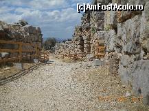 [P04] Un 'drum' prin cetate. Parapetii laterali din lemn sunt pusi pentru siguranta turistilor (caderi de pietre). Pentru a se vedea o doza de 'masivitate', am fotografiat de jos. » foto by florinbad
 - 
<span class="allrVoted glyphicon glyphicon-heart hidden" id="av189867"></span>
<a class="m-l-10 hidden" id="sv189867" onclick="voting_Foto_DelVot(,189867,5137)" role="button">șterge vot <span class="glyphicon glyphicon-remove"></span></a>
<a id="v9189867" class=" c-red"  onclick="voting_Foto_SetVot(189867)" role="button"><span class="glyphicon glyphicon-heart-empty"></span> <b>LIKE</b> = Votează poza</a> <img class="hidden"  id="f189867W9" src="/imagini/loader.gif" border="0" /><span class="AjErrMes hidden" id="e189867ErM"></span>
