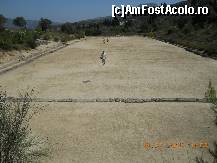 [P10] Stadionul din Nemea, foarte bine conservat. Ne-am risipit care incotro sau ne-am luat la intrecere cu copiii. Observati grila de start, de unde porneau sportivii iar pe margine canalele cu apa rece. » foto by florinbad
 - 
<span class="allrVoted glyphicon glyphicon-heart hidden" id="av191460"></span>
<a class="m-l-10 hidden" id="sv191460" onclick="voting_Foto_DelVot(,191460,5137)" role="button">șterge vot <span class="glyphicon glyphicon-remove"></span></a>
<a id="v9191460" class=" c-red"  onclick="voting_Foto_SetVot(191460)" role="button"><span class="glyphicon glyphicon-heart-empty"></span> <b>LIKE</b> = Votează poza</a> <img class="hidden"  id="f191460W9" src="/imagini/loader.gif" border="0" /><span class="AjErrMes hidden" id="e191460ErM"></span>