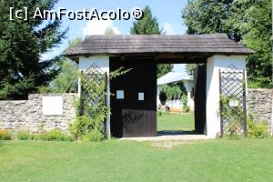 [P02] Măldărești, Poarta de intrare în curte la cele două obiective, Casa Memorială I.G. Duca și Cula Duca » foto by mprofeanu
 - 
<span class="allrVoted glyphicon glyphicon-heart hidden" id="av1198084"></span>
<a class="m-l-10 hidden" id="sv1198084" onclick="voting_Foto_DelVot(,1198084,5151)" role="button">șterge vot <span class="glyphicon glyphicon-remove"></span></a>
<a id="v91198084" class=" c-red"  onclick="voting_Foto_SetVot(1198084)" role="button"><span class="glyphicon glyphicon-heart-empty"></span> <b>LIKE</b> = Votează poza</a> <img class="hidden"  id="f1198084W9" src="/imagini/loader.gif" border="0" /><span class="AjErrMes hidden" id="e1198084ErM"></span>
