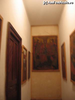 [P14] Coridorul cu tablouri în casa Duca » foto by Michi
 - 
<span class="allrVoted glyphicon glyphicon-heart hidden" id="av496594"></span>
<a class="m-l-10 hidden" id="sv496594" onclick="voting_Foto_DelVot(,496594,5151)" role="button">șterge vot <span class="glyphicon glyphicon-remove"></span></a>
<a id="v9496594" class=" c-red"  onclick="voting_Foto_SetVot(496594)" role="button"><span class="glyphicon glyphicon-heart-empty"></span> <b>LIKE</b> = Votează poza</a> <img class="hidden"  id="f496594W9" src="/imagini/loader.gif" border="0" /><span class="AjErrMes hidden" id="e496594ErM"></span>