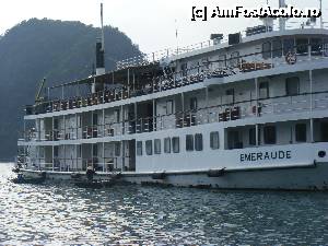 [P24] Nava noastră din Golful HALONG. 
O localnică săracă vine să vândă ceva 'boierilor': nu insistă, doar ne roagă să cumpărăm ceva...  » foto by gigiiuti
 - 
<span class="allrVoted glyphicon glyphicon-heart hidden" id="av361681"></span>
<a class="m-l-10 hidden" id="sv361681" onclick="voting_Foto_DelVot(,361681,5166)" role="button">șterge vot <span class="glyphicon glyphicon-remove"></span></a>
<a id="v9361681" class=" c-red"  onclick="voting_Foto_SetVot(361681)" role="button"><span class="glyphicon glyphicon-heart-empty"></span> <b>LIKE</b> = Votează poza</a> <img class="hidden"  id="f361681W9" src="/imagini/loader.gif" border="0" /><span class="AjErrMes hidden" id="e361681ErM"></span>