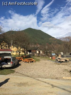 [P02] În oborul satului Lepșa. Nu mă interesau mărfurile, tot muntele este vedeta!  » foto by Yersinia Pestis
 - 
<span class="allrVoted glyphicon glyphicon-heart hidden" id="av808706"></span>
<a class="m-l-10 hidden" id="sv808706" onclick="voting_Foto_DelVot(,808706,5170)" role="button">șterge vot <span class="glyphicon glyphicon-remove"></span></a>
<a id="v9808706" class=" c-red"  onclick="voting_Foto_SetVot(808706)" role="button"><span class="glyphicon glyphicon-heart-empty"></span> <b>LIKE</b> = Votează poza</a> <img class="hidden"  id="f808706W9" src="/imagini/loader.gif" border="0" /><span class="AjErrMes hidden" id="e808706ErM"></span>