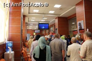 [P23] Teheran, Muzeul Național al Bijuteriilor Iraniene, Aglomerație mare la intrare, în dreapta se vede poza cu Egreta lui Nadir » foto by mprofeanu
 - 
<span class="allrVoted glyphicon glyphicon-heart hidden" id="av1025274"></span>
<a class="m-l-10 hidden" id="sv1025274" onclick="voting_Foto_DelVot(,1025274,5198)" role="button">șterge vot <span class="glyphicon glyphicon-remove"></span></a>
<a id="v91025274" class=" c-red"  onclick="voting_Foto_SetVot(1025274)" role="button"><span class="glyphicon glyphicon-heart-empty"></span> <b>LIKE</b> = Votează poza</a> <img class="hidden"  id="f1025274W9" src="/imagini/loader.gif" border="0" /><span class="AjErrMes hidden" id="e1025274ErM"></span>