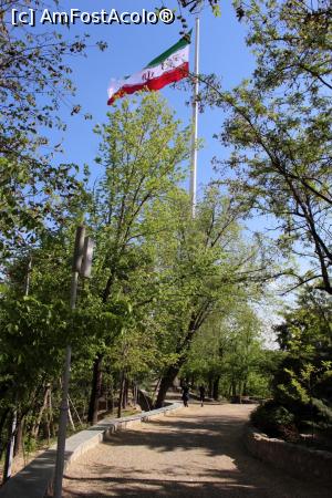 [P54] Teheran, Steagul iranian ne-a însoțit peste tot în Parcul Taleghani, mergem spre el...  » foto by mprofeanu
 - 
<span class="allrVoted glyphicon glyphicon-heart hidden" id="av1025305"></span>
<a class="m-l-10 hidden" id="sv1025305" onclick="voting_Foto_DelVot(,1025305,5198)" role="button">șterge vot <span class="glyphicon glyphicon-remove"></span></a>
<a id="v91025305" class=" c-red"  onclick="voting_Foto_SetVot(1025305)" role="button"><span class="glyphicon glyphicon-heart-empty"></span> <b>LIKE</b> = Votează poza</a> <img class="hidden"  id="f1025305W9" src="/imagini/loader.gif" border="0" /><span class="AjErrMes hidden" id="e1025305ErM"></span>