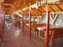 [P08] Interiorul restaurantului rustic. Mai exista un rand de mese si pe partea opusa » foto by Claudiu U.
 - 
<span class="allrVoted glyphicon glyphicon-heart hidden" id="av227376"></span>
<a class="m-l-10 hidden" id="sv227376" onclick="voting_Foto_DelVot(,227376,5210)" role="button">șterge vot <span class="glyphicon glyphicon-remove"></span></a>
<a id="v9227376" class=" c-red"  onclick="voting_Foto_SetVot(227376)" role="button"><span class="glyphicon glyphicon-heart-empty"></span> <b>LIKE</b> = Votează poza</a> <img class="hidden"  id="f227376W9" src="/imagini/loader.gif" border="0" /><span class="AjErrMes hidden" id="e227376ErM"></span>