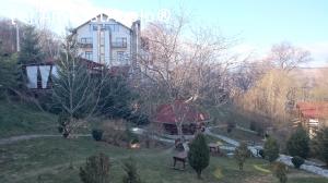 [P17] Vedere din balconul nostru din corpul B către corpul A și curtea cu foișor. În stânga este terasa suspendată.  » foto by Aurici
 - 
<span class="allrVoted glyphicon glyphicon-heart hidden" id="av706766"></span>
<a class="m-l-10 hidden" id="sv706766" onclick="voting_Foto_DelVot(,706766,5210)" role="button">șterge vot <span class="glyphicon glyphicon-remove"></span></a>
<a id="v9706766" class=" c-red"  onclick="voting_Foto_SetVot(706766)" role="button"><span class="glyphicon glyphicon-heart-empty"></span> <b>LIKE</b> = Votează poza</a> <img class="hidden"  id="f706766W9" src="/imagini/loader.gif" border="0" /><span class="AjErrMes hidden" id="e706766ErM"></span>