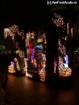 [P24] Parada electrica in Magic Kingdom, unde toate personajele defileaza pline de luminite » foto by pisoi_aluna
 - 
<span class="allrVoted glyphicon glyphicon-heart hidden" id="av508366"></span>
<a class="m-l-10 hidden" id="sv508366" onclick="voting_Foto_DelVot(,508366,5211)" role="button">șterge vot <span class="glyphicon glyphicon-remove"></span></a>
<a id="v9508366" class=" c-red"  onclick="voting_Foto_SetVot(508366)" role="button"><span class="glyphicon glyphicon-heart-empty"></span> <b>LIKE</b> = Votează poza</a> <img class="hidden"  id="f508366W9" src="/imagini/loader.gif" border="0" /><span class="AjErrMes hidden" id="e508366ErM"></span>
