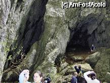 [P34] In fata pesterii - momentul foto; desi aici gura pesterii pare a fi in dreapta, in interior lumina intra prin dialaza foarte larga din stanga imaginii, de cca. 28 m lungime. » foto by cc_iordachescu
 - 
<span class="allrVoted glyphicon glyphicon-heart hidden" id="av58165"></span>
<a class="m-l-10 hidden" id="sv58165" onclick="voting_Foto_DelVot(,58165,5212)" role="button">șterge vot <span class="glyphicon glyphicon-remove"></span></a>
<a id="v958165" class=" c-red"  onclick="voting_Foto_SetVot(58165)" role="button"><span class="glyphicon glyphicon-heart-empty"></span> <b>LIKE</b> = Votează poza</a> <img class="hidden"  id="f58165W9" src="/imagini/loader.gif" border="0" /><span class="AjErrMes hidden" id="e58165ErM"></span>