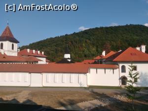 [P06] Academia Sâmbăta - vedere pe geamul camerei de la mansardă » foto by calator65
 - 
<span class="allrVoted glyphicon glyphicon-heart hidden" id="av1318827"></span>
<a class="m-l-10 hidden" id="sv1318827" onclick="voting_Foto_DelVot(,1318827,5217)" role="button">șterge vot <span class="glyphicon glyphicon-remove"></span></a>
<a id="v91318827" class=" c-red"  onclick="voting_Foto_SetVot(1318827)" role="button"><span class="glyphicon glyphicon-heart-empty"></span> <b>LIKE</b> = Votează poza</a> <img class="hidden"  id="f1318827W9" src="/imagini/loader.gif" border="0" /><span class="AjErrMes hidden" id="e1318827ErM"></span>