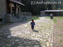 [P02] In fata intrarea principala a pensiunii, in spate terasa de vara unde se afla si masa de ping-pong... » foto by Daniel35
 - 
<span class="allrVoted glyphicon glyphicon-heart hidden" id="av58505"></span>
<a class="m-l-10 hidden" id="sv58505" onclick="voting_Foto_DelVot(,58505,5222)" role="button">șterge vot <span class="glyphicon glyphicon-remove"></span></a>
<a id="v958505" class=" c-red"  onclick="voting_Foto_SetVot(58505)" role="button"><span class="glyphicon glyphicon-heart-empty"></span> <b>LIKE</b> = Votează poza</a> <img class="hidden"  id="f58505W9" src="/imagini/loader.gif" border="0" /><span class="AjErrMes hidden" id="e58505ErM"></span>