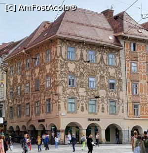 [P28] Casa Luegghaus, izbitoare datorita fatadei si arcadelor sale elaborate din stuc in forma de ghirlande de fructe si flori, gazduieste magazinul Swarovski din Graz.  » foto by geani anto
 - 
<span class="allrVoted glyphicon glyphicon-heart hidden" id="av1412503"></span>
<a class="m-l-10 hidden" id="sv1412503" onclick="voting_Foto_DelVot(,1412503,5228)" role="button">șterge vot <span class="glyphicon glyphicon-remove"></span></a>
<a id="v91412503" class=" c-red"  onclick="voting_Foto_SetVot(1412503)" role="button"><span class="glyphicon glyphicon-heart-empty"></span> <b>LIKE</b> = Votează poza</a> <img class="hidden"  id="f1412503W9" src="/imagini/loader.gif" border="0" /><span class="AjErrMes hidden" id="e1412503ErM"></span>