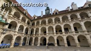 [P32] Pe Herrengasse exista o cladire superba numita Landhaus, considerata o capodopera a Renasterii italiene, unde se tin sedintele parlamentului statului stirian. Dar ceea ce impresioneaza cel mai mult este curtea interioara cu arcade in stil renascentist.  » foto by geani anto
 - 
<span class="allrVoted glyphicon glyphicon-heart hidden" id="av1412507"></span>
<a class="m-l-10 hidden" id="sv1412507" onclick="voting_Foto_DelVot(,1412507,5228)" role="button">șterge vot <span class="glyphicon glyphicon-remove"></span></a>
<a id="v91412507" class=" c-red"  onclick="voting_Foto_SetVot(1412507)" role="button"><span class="glyphicon glyphicon-heart-empty"></span> <b>LIKE</b> = Votează poza</a> <img class="hidden"  id="f1412507W9" src="/imagini/loader.gif" border="0" /><span class="AjErrMes hidden" id="e1412507ErM"></span>