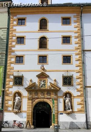 [P35] Landeszeughaus, o cladire foarte frumoasa cu arhitectura in stil venetian, care adaposteste 2 statui cu o bogata istorie locala. Aceasta cladire gazduieste un centru de informare si un Muzeu al armurilor, in care s-au pastrat intacte 32 mii de arme si armuri din sec. al XVII-lea, din timpul razboaie » foto by geani anto
 - 
<span class="allrVoted glyphicon glyphicon-heart hidden" id="av1412510"></span>
<a class="m-l-10 hidden" id="sv1412510" onclick="voting_Foto_DelVot(,1412510,5228)" role="button">șterge vot <span class="glyphicon glyphicon-remove"></span></a>
<a id="v91412510" class=" c-red"  onclick="voting_Foto_SetVot(1412510)" role="button"><span class="glyphicon glyphicon-heart-empty"></span> <b>LIKE</b> = Votează poza</a> <img class="hidden"  id="f1412510W9" src="/imagini/loader.gif" border="0" /><span class="AjErrMes hidden" id="e1412510ErM"></span>