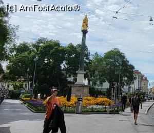 [P41] Piata Am Eisernen Tor, o piata triunghiulara intre Opernring si Herrengasse, numita dupa fosta poarta a orasului. Aici se afla Coloana Mariana, care se sprijina pe o baza patrata din marmura de Salzburg, deasupra unei platforme in trepte. Deasupra ei sunt patru cartuse cu inscriptii. Pe coloana cori » foto by geani anto
 - 
<span class="allrVoted glyphicon glyphicon-heart hidden" id="av1412516"></span>
<a class="m-l-10 hidden" id="sv1412516" onclick="voting_Foto_DelVot(,1412516,5228)" role="button">șterge vot <span class="glyphicon glyphicon-remove"></span></a>
<a id="v91412516" class=" c-red"  onclick="voting_Foto_SetVot(1412516)" role="button"><span class="glyphicon glyphicon-heart-empty"></span> <b>LIKE</b> = Votează poza</a> <img class="hidden"  id="f1412516W9" src="/imagini/loader.gif" border="0" /><span class="AjErrMes hidden" id="e1412516ErM"></span>