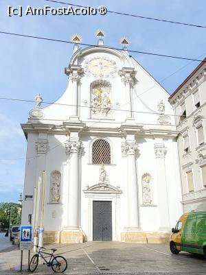 [P08] Biserica Sfanta Treime, o biserica romano-catolica, construita in stilul baroc italian si modificata in baroc habsburgic. Fatada are coloane monumentale, o cornisa si un fronton semicircular, iar Arhanghelul Mihail in armura de lupta este asezat deasupra portalului.  » foto by geani anto
 - 
<span class="allrVoted glyphicon glyphicon-heart hidden" id="av1412483"></span>
<a class="m-l-10 hidden" id="sv1412483" onclick="voting_Foto_DelVot(,1412483,5228)" role="button">șterge vot <span class="glyphicon glyphicon-remove"></span></a>
<a id="v91412483" class=" c-red"  onclick="voting_Foto_SetVot(1412483)" role="button"><span class="glyphicon glyphicon-heart-empty"></span> <b>LIKE</b> = Votează poza</a> <img class="hidden"  id="f1412483W9" src="/imagini/loader.gif" border="0" /><span class="AjErrMes hidden" id="e1412483ErM"></span>