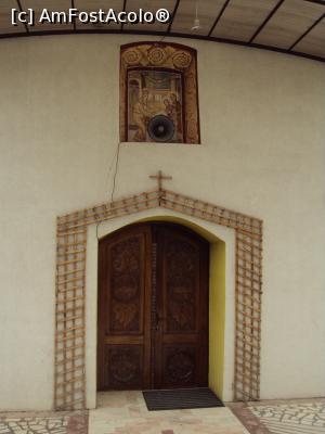 [P10] Biserica greco-catolică - intrarea.  » foto by Carmen Ion
 - 
<span class="allrVoted glyphicon glyphicon-heart hidden" id="av874512"></span>
<a class="m-l-10 hidden" id="sv874512" onclick="voting_Foto_DelVot(,874512,5247)" role="button">șterge vot <span class="glyphicon glyphicon-remove"></span></a>
<a id="v9874512" class=" c-red"  onclick="voting_Foto_SetVot(874512)" role="button"><span class="glyphicon glyphicon-heart-empty"></span> <b>LIKE</b> = Votează poza</a> <img class="hidden"  id="f874512W9" src="/imagini/loader.gif" border="0" /><span class="AjErrMes hidden" id="e874512ErM"></span>