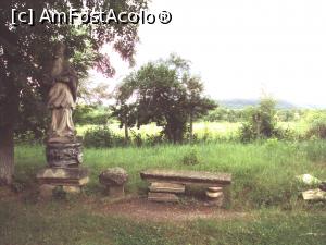 [P31] Biserica romano-catolică - statuia Sfântului Petru și băncuța veche din piatră » foto by Carmen Ion
 - 
<span class="allrVoted glyphicon glyphicon-heart hidden" id="av874535"></span>
<a class="m-l-10 hidden" id="sv874535" onclick="voting_Foto_DelVot(,874535,5247)" role="button">șterge vot <span class="glyphicon glyphicon-remove"></span></a>
<a id="v9874535" class=" c-red"  onclick="voting_Foto_SetVot(874535)" role="button"><span class="glyphicon glyphicon-heart-empty"></span> <b>LIKE</b> = Votează poza</a> <img class="hidden"  id="f874535W9" src="/imagini/loader.gif" border="0" /><span class="AjErrMes hidden" id="e874535ErM"></span>