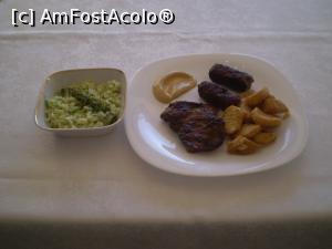 [P11] Felul următor de mâncare, mititei și friptură de porc cu salată de varză. » foto by Mihai18
 - 
<span class="allrVoted glyphicon glyphicon-heart hidden" id="av971042"></span>
<a class="m-l-10 hidden" id="sv971042" onclick="voting_Foto_DelVot(,971042,5266)" role="button">șterge vot <span class="glyphicon glyphicon-remove"></span></a>
<a id="v9971042" class=" c-red"  onclick="voting_Foto_SetVot(971042)" role="button"><span class="glyphicon glyphicon-heart-empty"></span> <b>LIKE</b> = Votează poza</a> <img class="hidden"  id="f971042W9" src="/imagini/loader.gif" border="0" /><span class="AjErrMes hidden" id="e971042ErM"></span>
